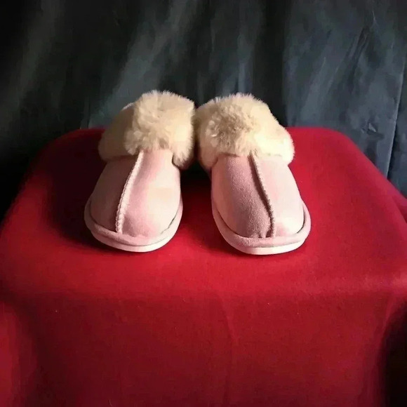 Shoes - Unbranded Furry Slippers NWOT